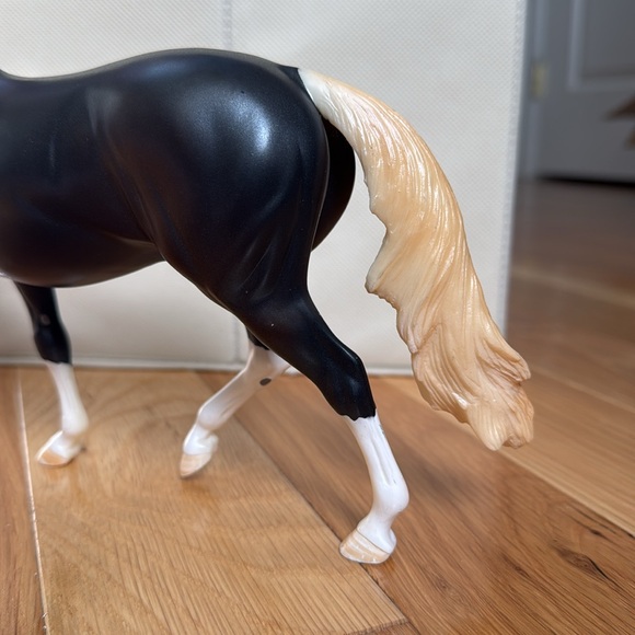 Peter Stone Kris Kringle Ehorse Series Horse - Picture 4 of 13